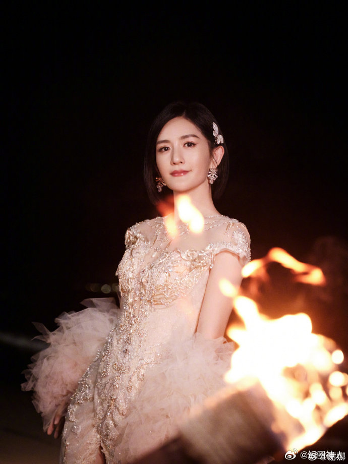 谢娜[超话]谢娜抓马名场面来啦乘风2025谢娜太有梗啦！她的幽默感和美丽绝对是舞