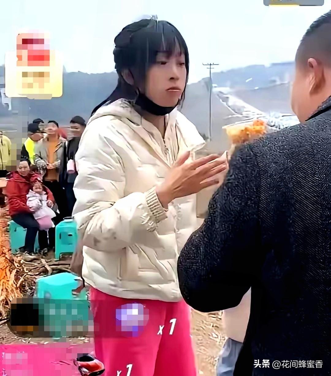 重庆杀猪饭
疯魔全网！免费吃喝玩乐
嗨成庙会，十二口大锅煮透年味儿
 
朋友从重