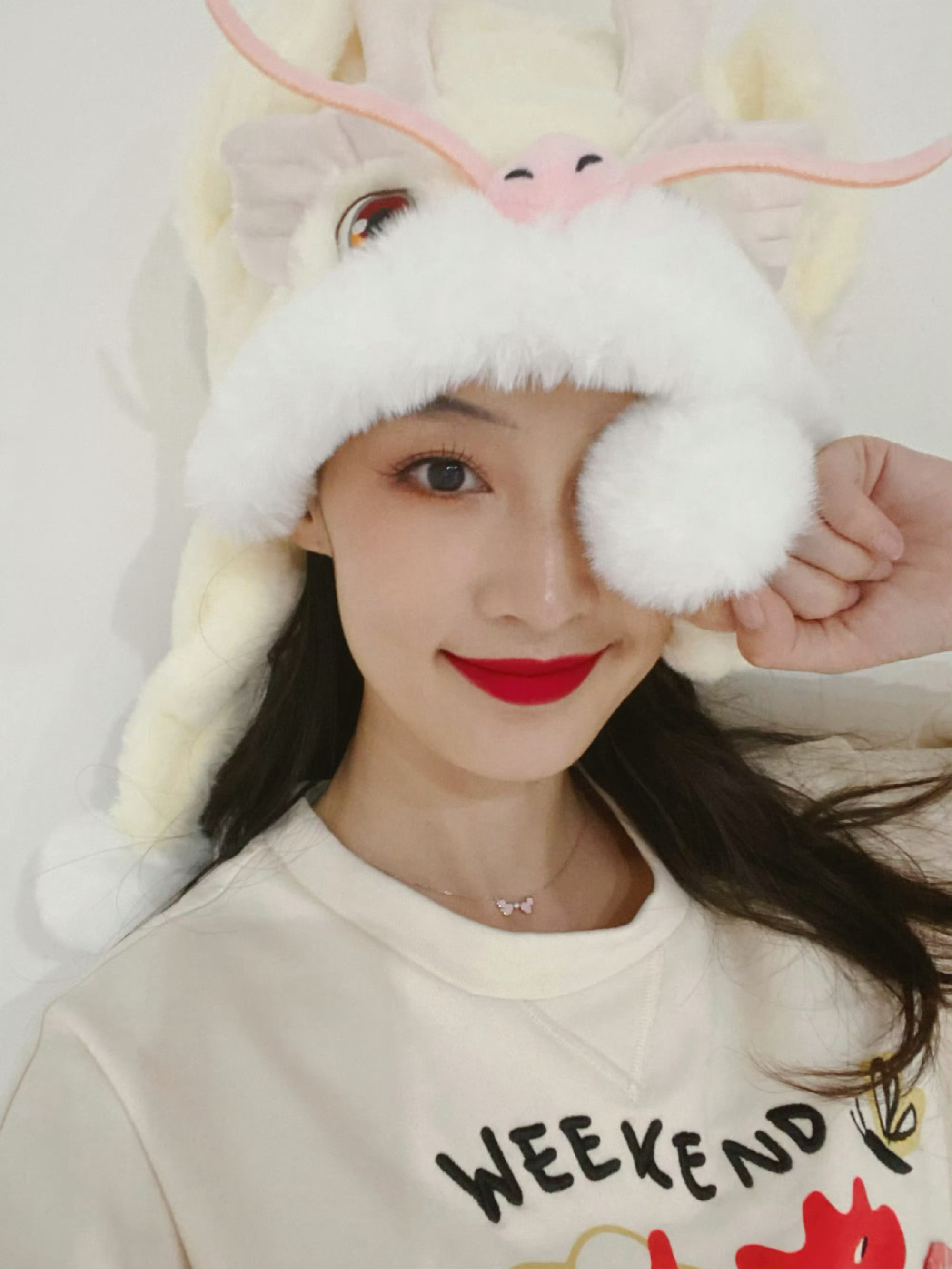 #李沁烈艳红唇妆##李沁龙头帽#毛茸茸的漂亮姐姐～大红唇+龙头帽，又美又可爱…答