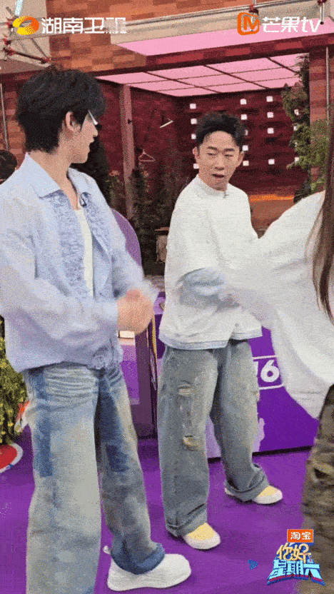 丁程鑫夸杨迪跳舞情绪价值拉满 丁程鑫把杨迪夸成翘嘴互杠小游戏全程笑点满满，杨迪每