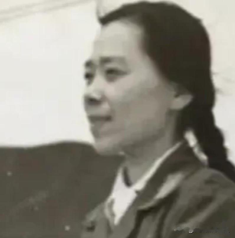 1995年，张桂梅丈夫去世。一天一位女老师摸了摸她的肚子，惊讶的说：“你肚子圆鼓