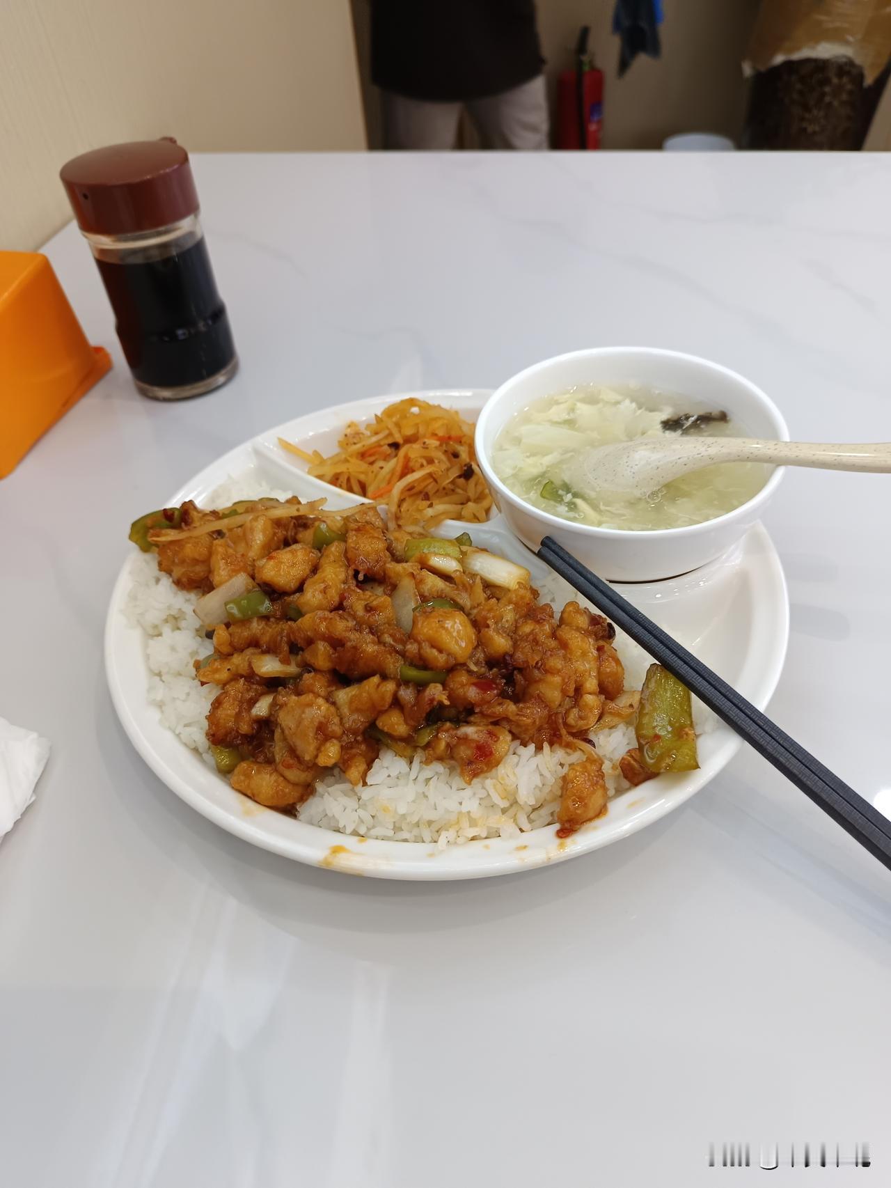 简简单单一顿饭

辣子鸡丁上了桌，红彤彤的辣椒裹着焦香的鸡丁，光是看着就让人咽口