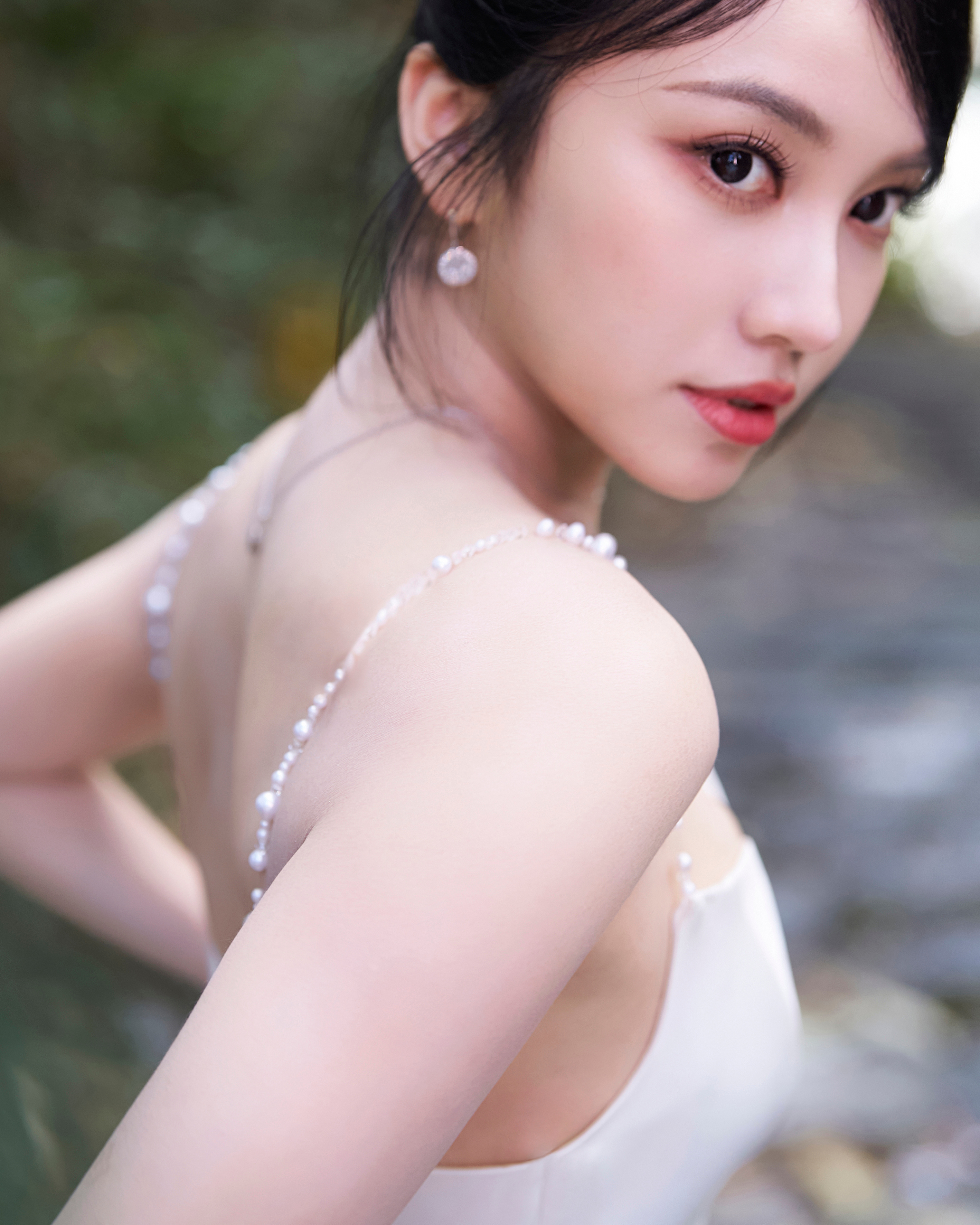 林博洋森林里的一抹白 林博洋这抹“林间白”太有质感了！利落盘发干净利落，一袭白裙