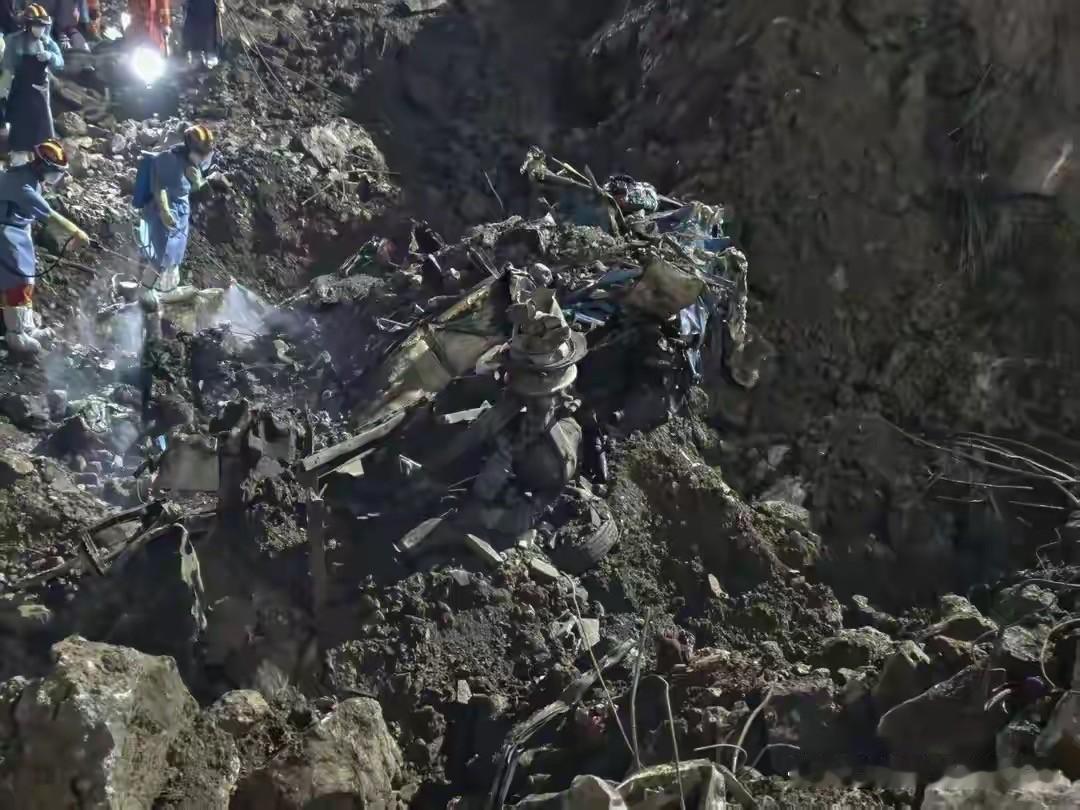 重庆彭水山体崩塌失联客运中巴车残骸终于在C区找到了，从发布的图片看根本看不出是一
