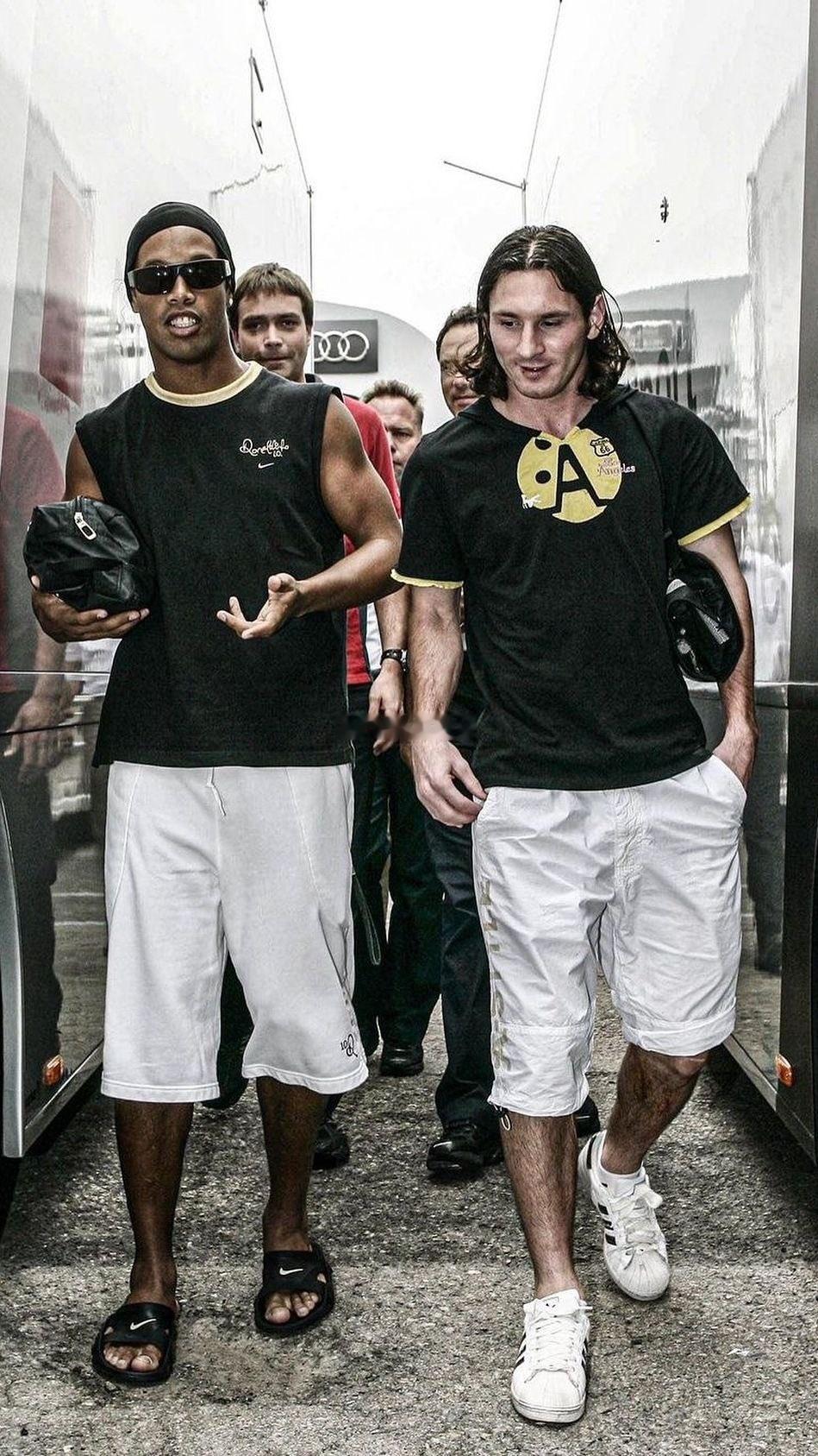 Ronaldinho and young Messi 足球