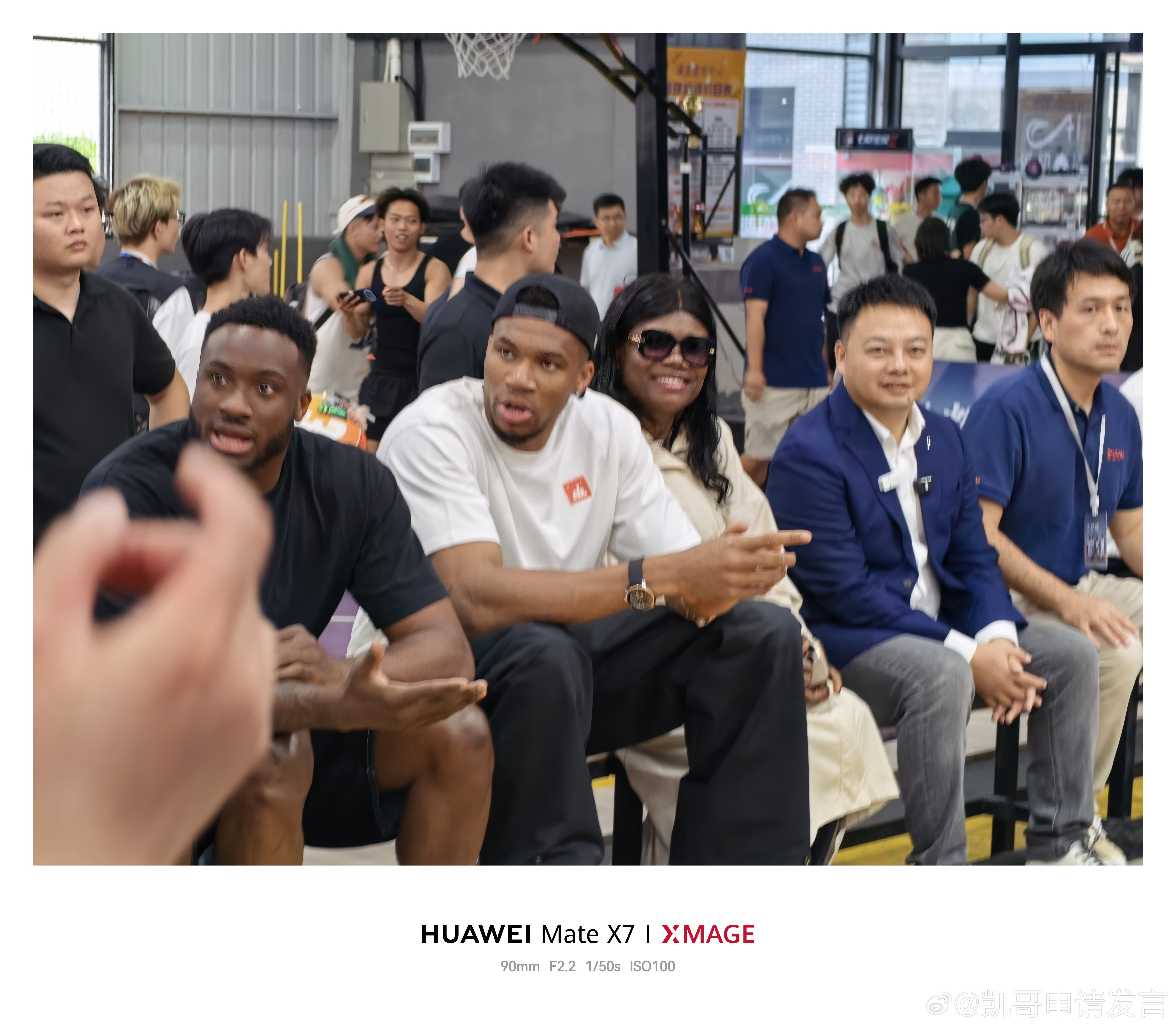字母哥笑得很开心这不光见证了中国智造，也见证了中国篮球新力量。 字母哥