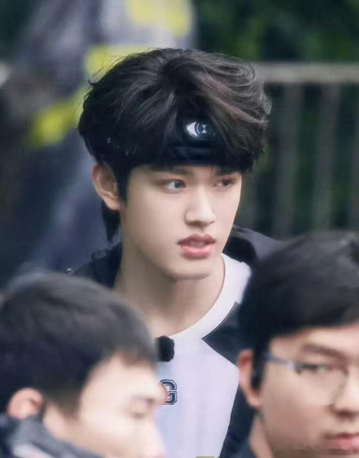 张极发带造型张极全员加速中发带造型 今日路透，张极的黑色发带造型冷酷又帅气，水嫩
