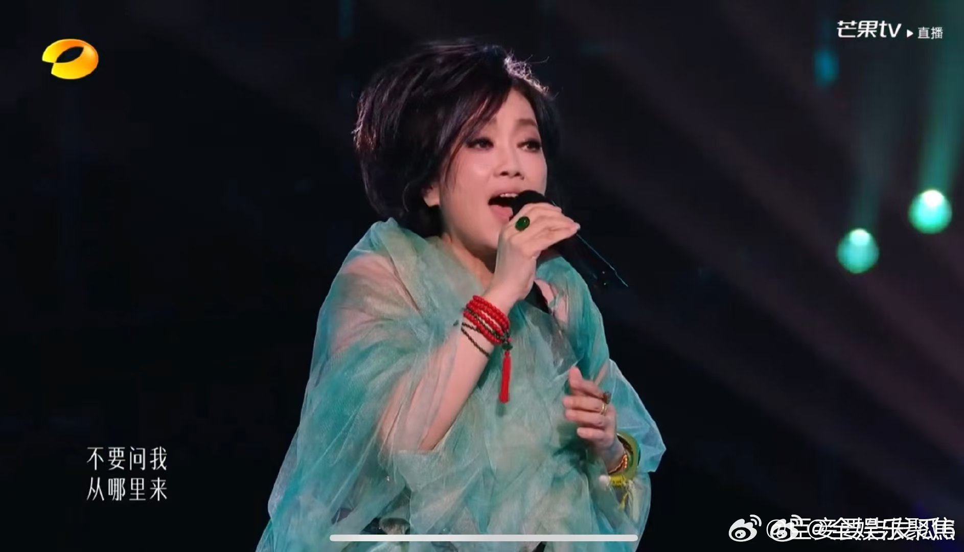 歌手直播齐豫橄榄树开口跪 舞台歌声悠远绵长，风吹山野意境唯美，温柔唱腔抚平内心所