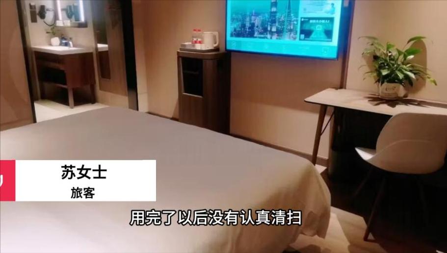 一游客自述入住汉庭酒店发现被罩“一股臭脚丫味”，要求退还当晚房费，酒店正在核实。