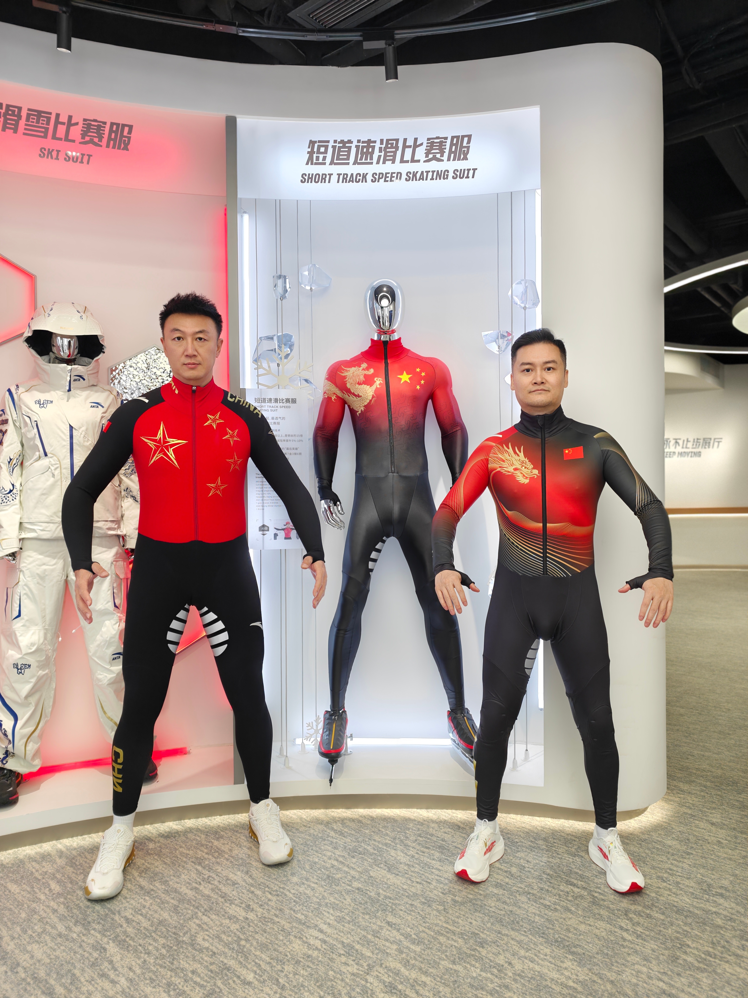 议贺炜老师常驻冰场！毕竟这里的 “剧本” 比足球还精彩，超车像过人，摔出赛道堪比