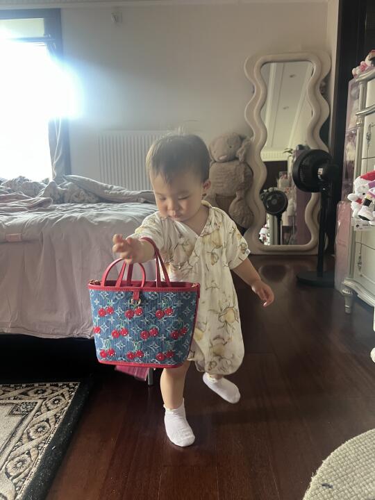 咦？她怎么会有樱桃包！