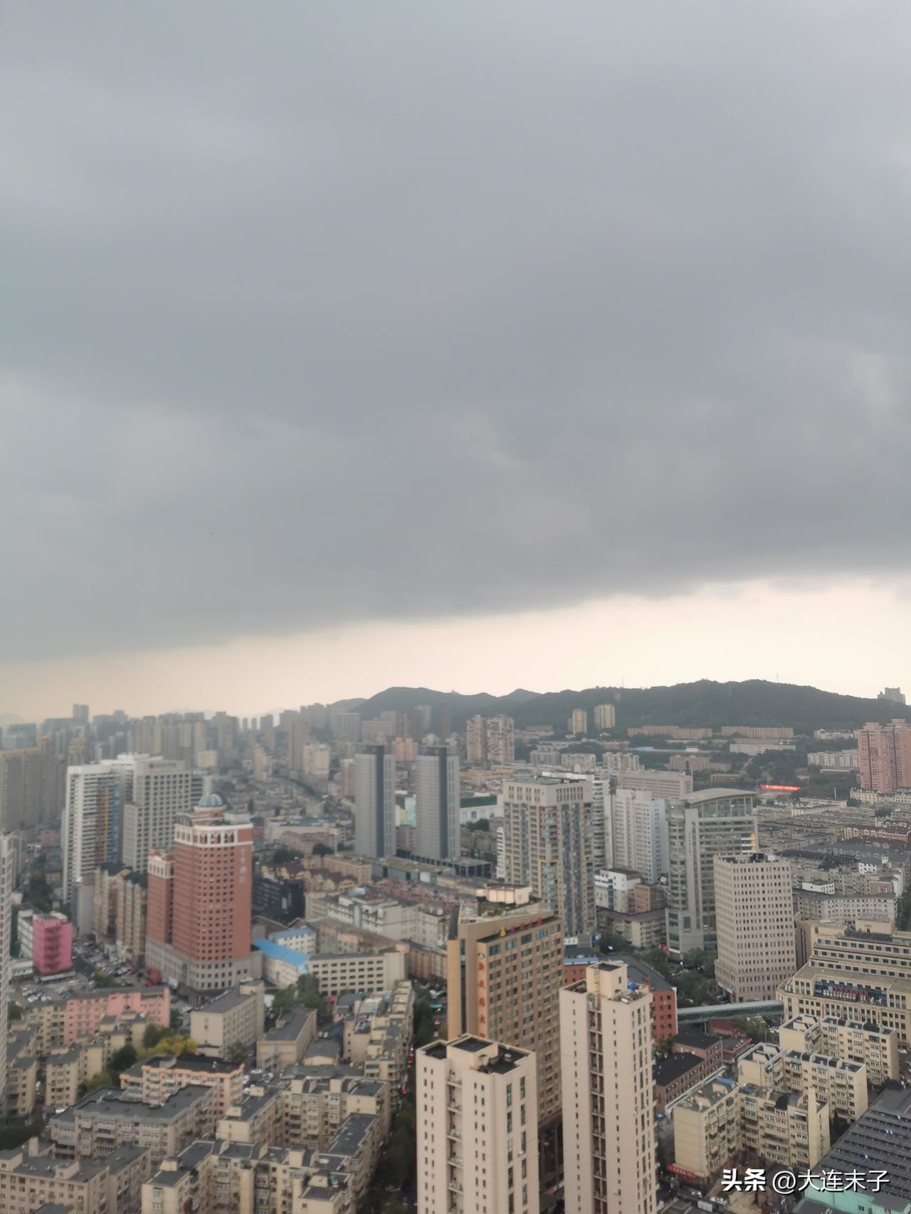 又下雨了！

今天大连的天变了好几遍，早上阴有雾，10点阳光明媚，还略带闷热，体