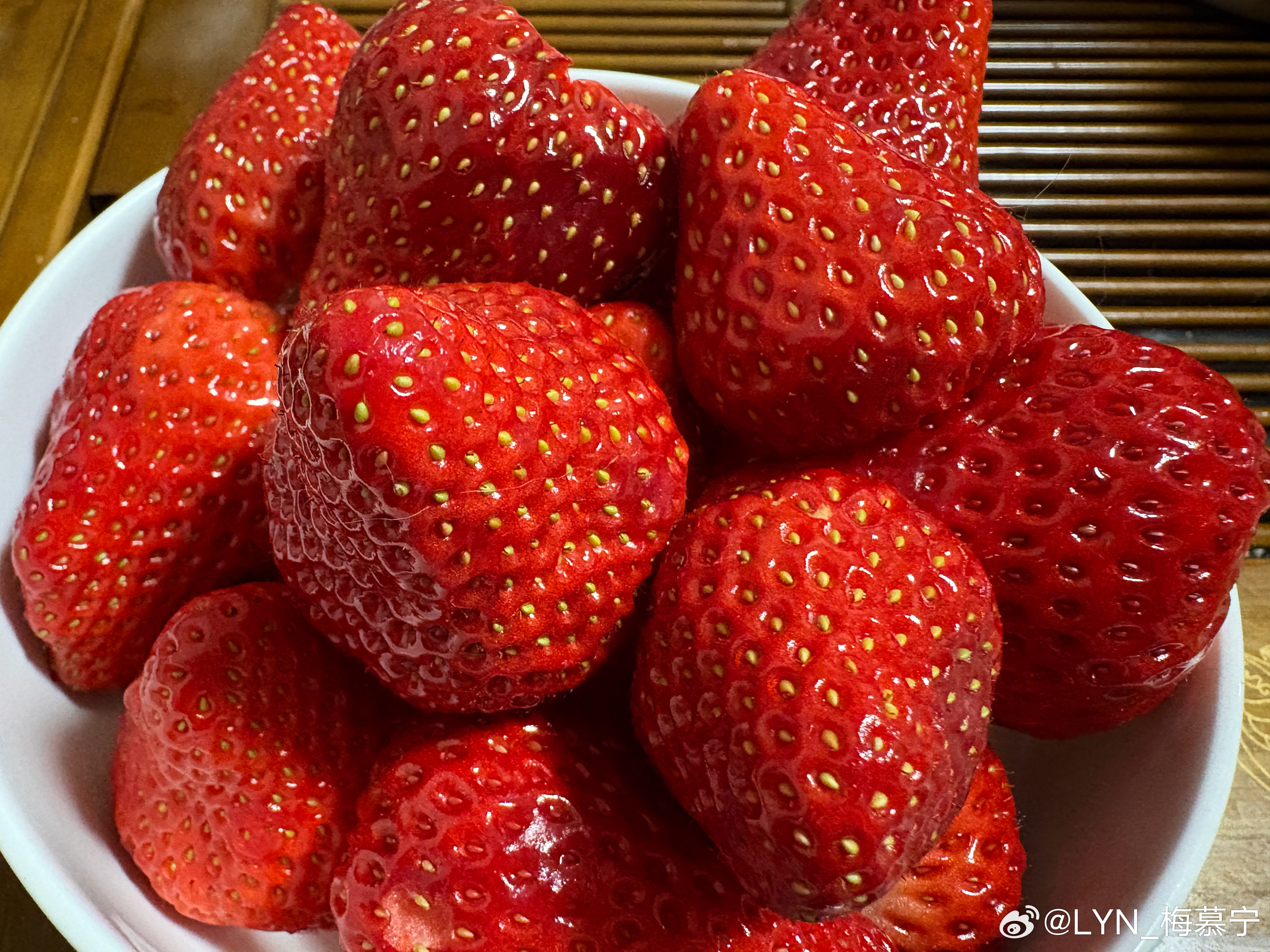 生活手记 来，吃草莓🍓！草莓，还得说是丹东的，个头大味道香甜，太美味啦