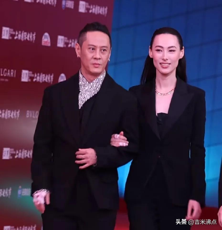 红毯上缠着绷带，左手戴戒指，她和马浴柯一起走完金爵盛典全程。
不是摆拍，不是剪辑