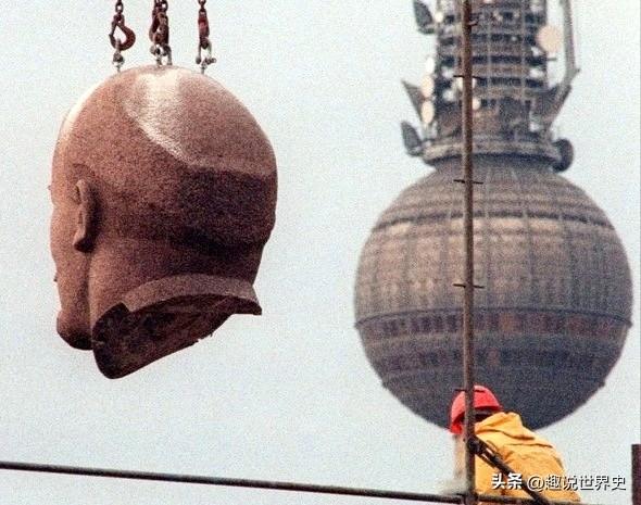 历史老照片：一个时代终结了

被拆除中的列宁像，德国柏林，1991年摄。