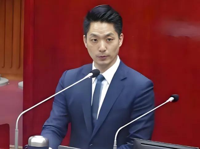 4月10日，蒋万安在台北市议会被民进党议员当面问道：你是不是中国人？
 
提出这