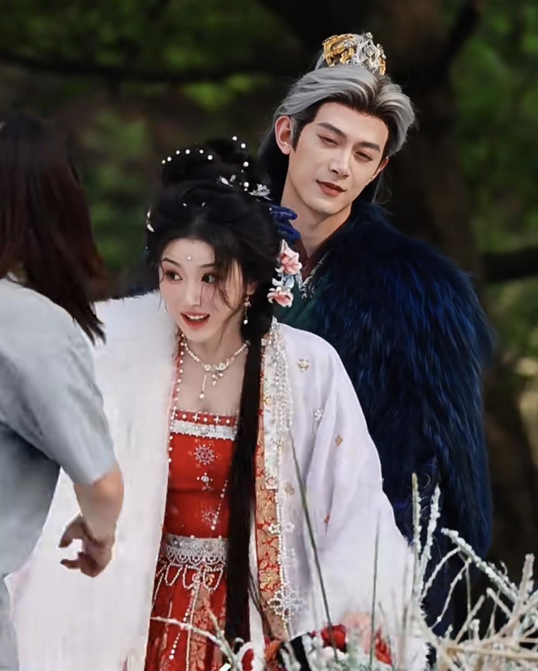 齐旻死的时候才二十一、二岁，和俞浅浅有孩子的时候才十四五岁，也还是一个孩子，就被