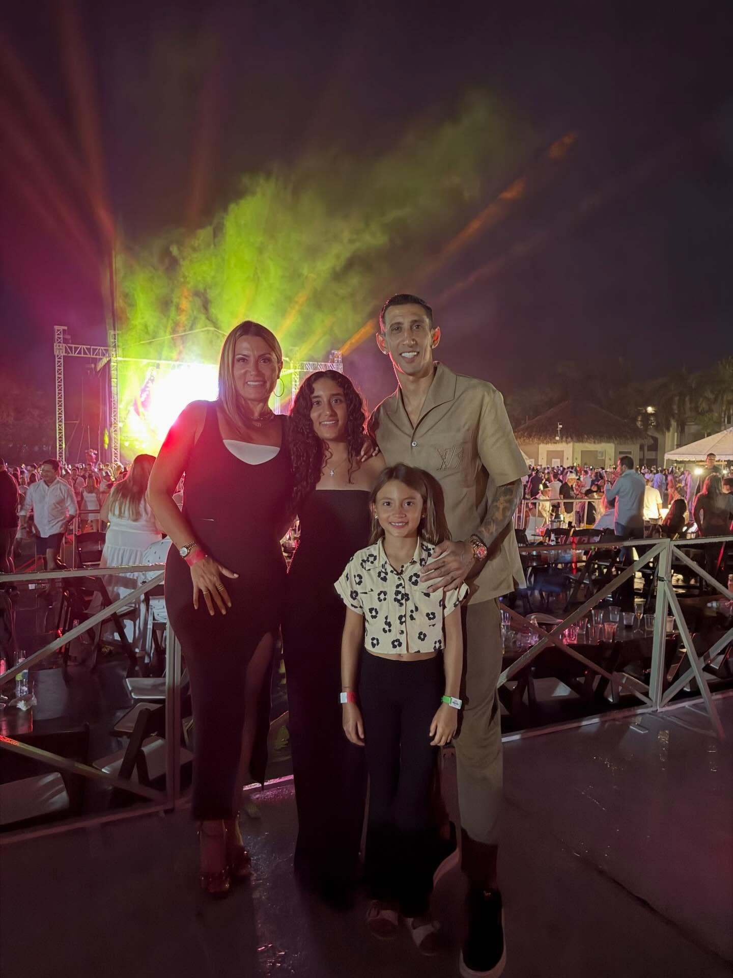 天使更新ins：新年快乐，祝大家2026年快乐，愿今年带着健康和爱来到这里💙?