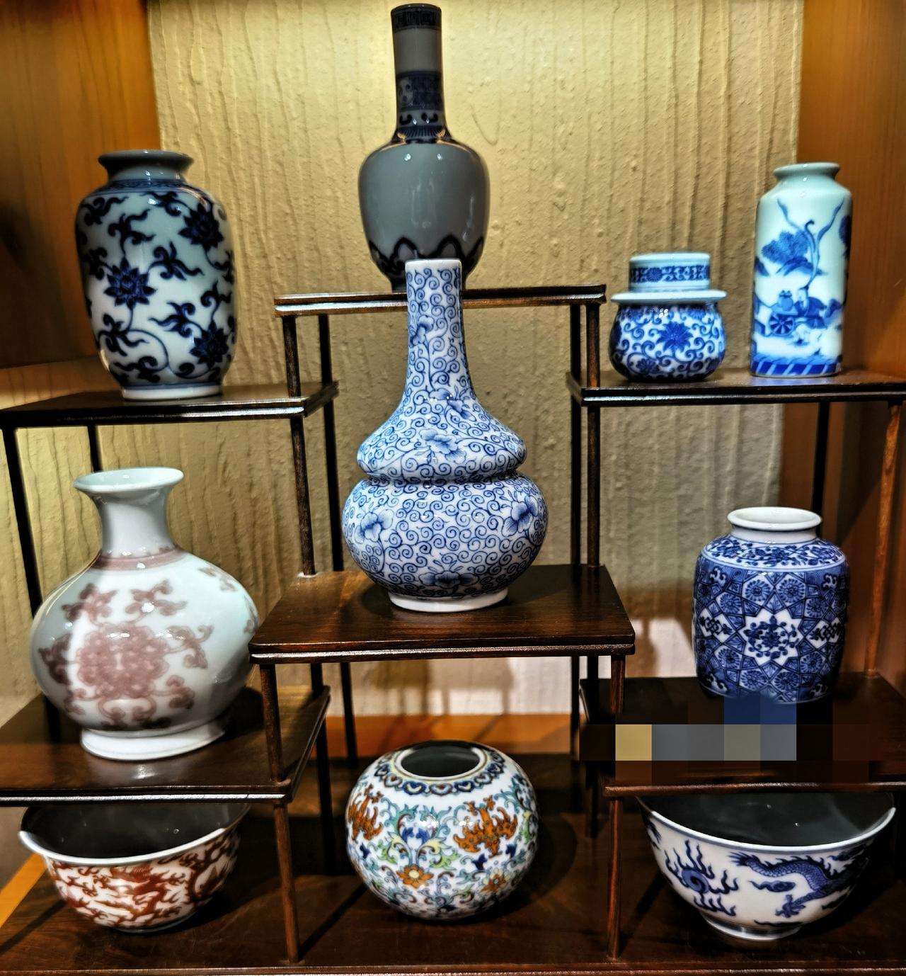 一抬头，是青花缠枝莲的婉转，蓝白交织间，是千年瓷韵在指尖流淌；
一垂眸，是斗彩团