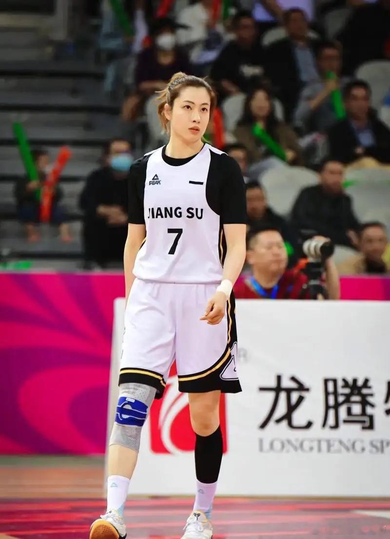 江苏女篮陈晓佳主帅之路待蜕变！从今晚的比赛来看，陈晓佳稍逊黄思静一筹首先是用人，