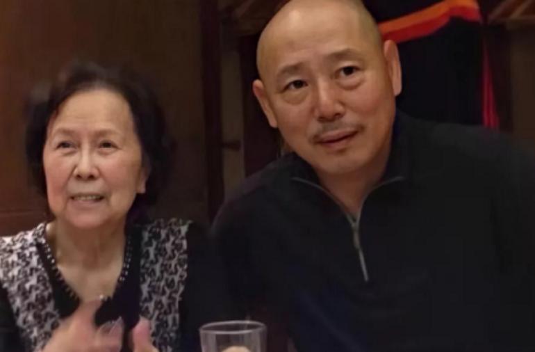 1989年，张光北和陈炜筹备婚礼，到西单商场买项链，刚好老板是同学李成儒，张光北