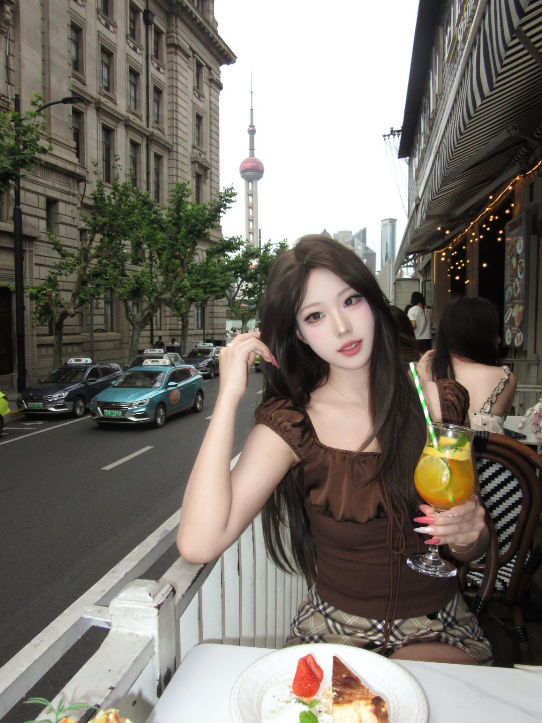 偷得浮生半日闲🍹沿江缓步吹风，看远近楼宇相映。坐在街边小店，甜品配果茶，慢看人