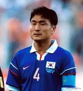崔英一生于1966年4月25日，1998世界杯开赛前，累计为国出征54场国际赛事
