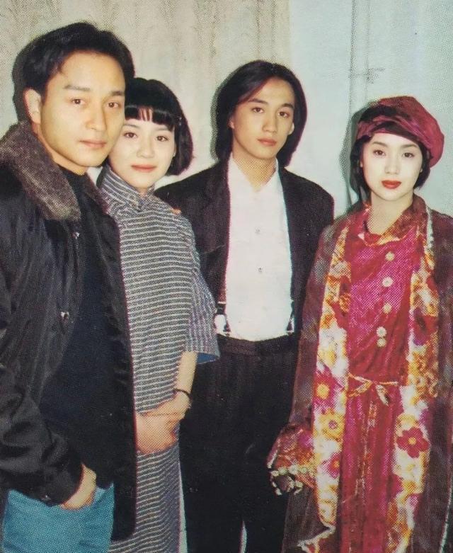 年轻的他们真的是帅哥靓女，当年23岁的黄磊真的很帅，黄磊和张国荣中间的美女是谁，