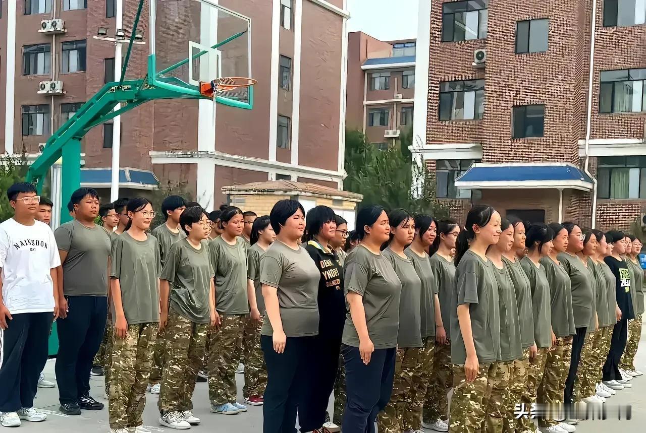 进入中学之后，学校开学要进行一段时间的军训，男孩子倒没什么紧张而且挺自然的，因为