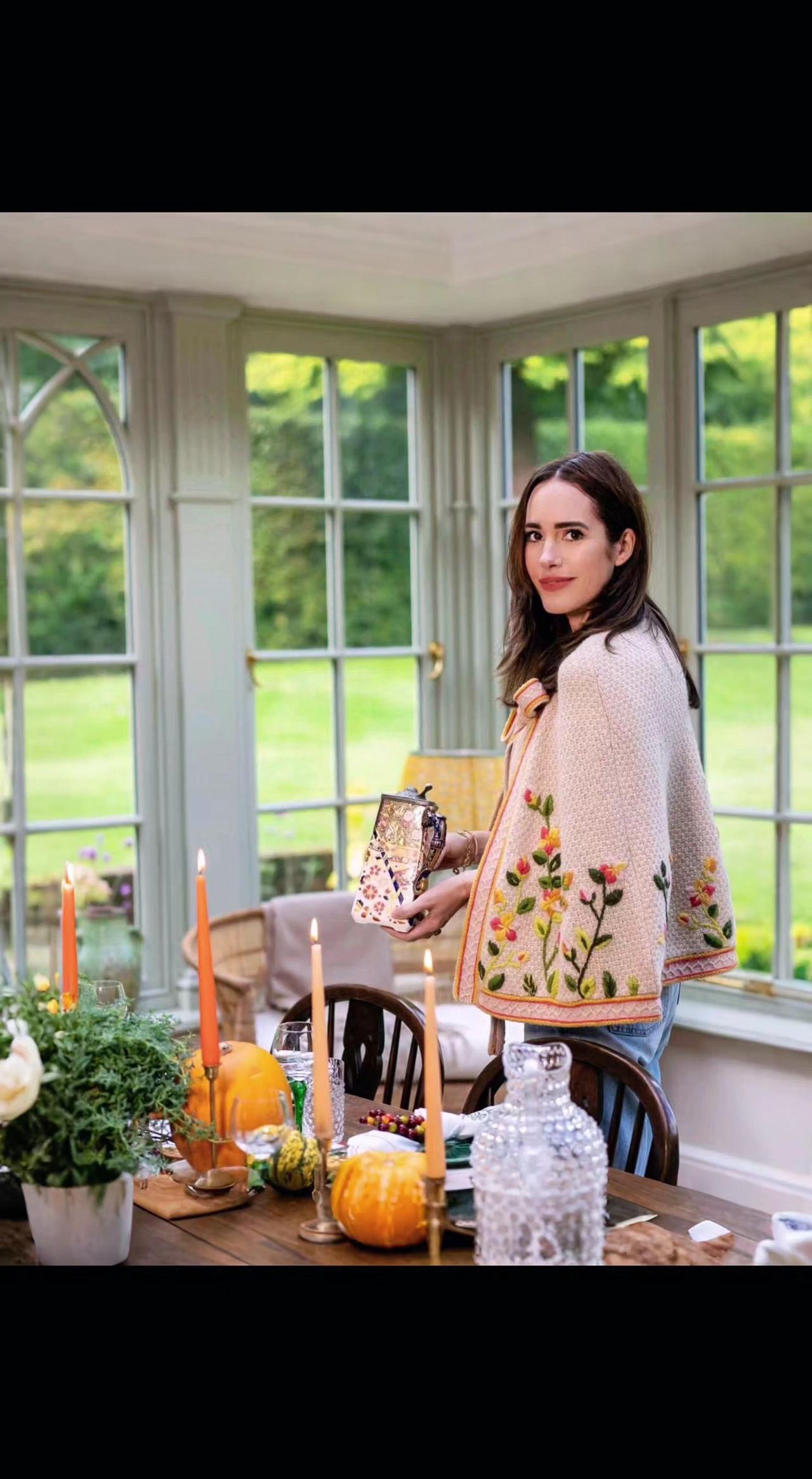 🍂窗棂把阳光切成诗行，南瓜在烛火里偷藏蜜糖。她抱着一捧秋意转身，连空气都染了温