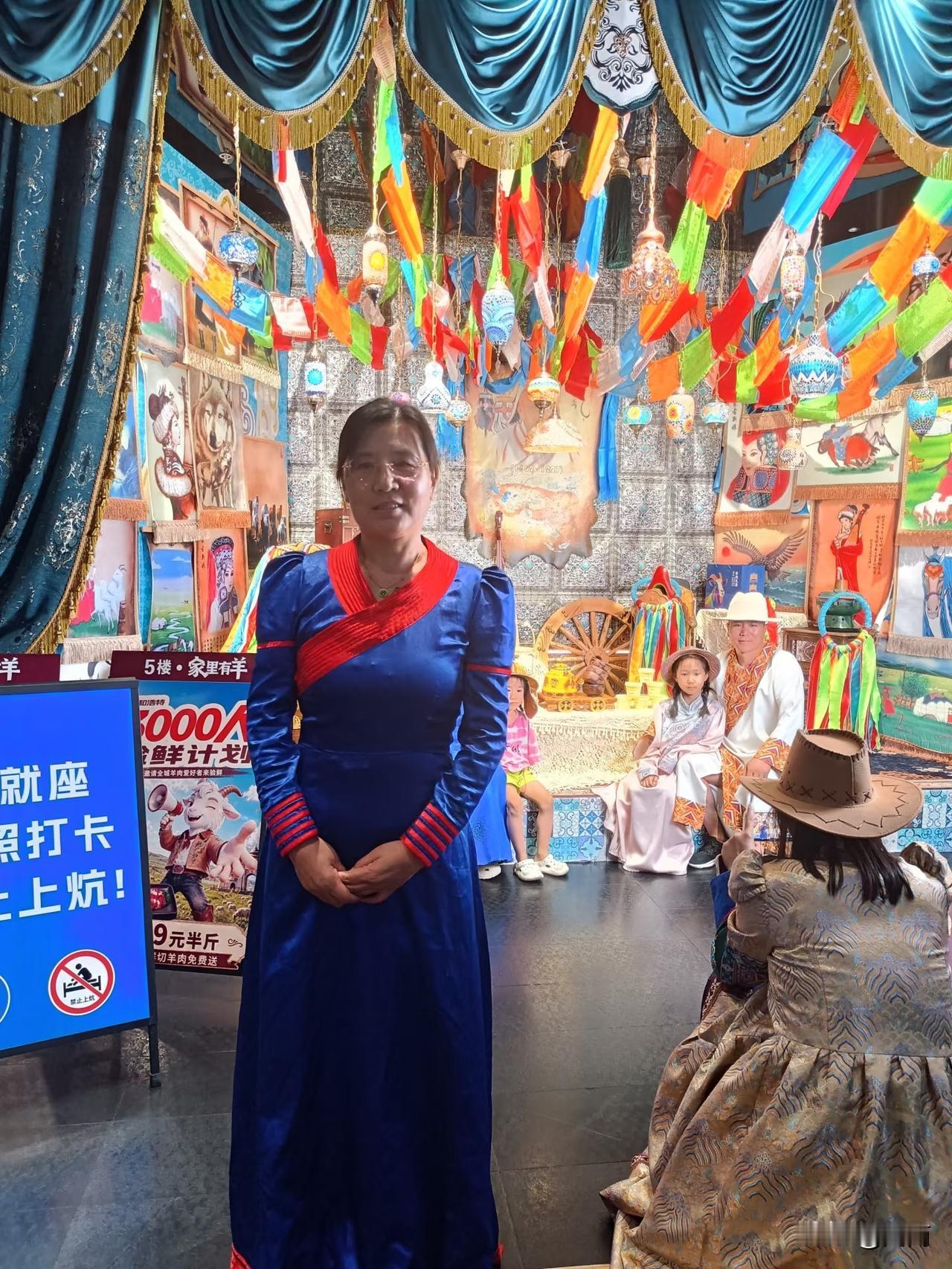 让自己快乐起来
穿不同的服饰，比如蒙古族服装，却有不一样的感觉，试着去找一找不一