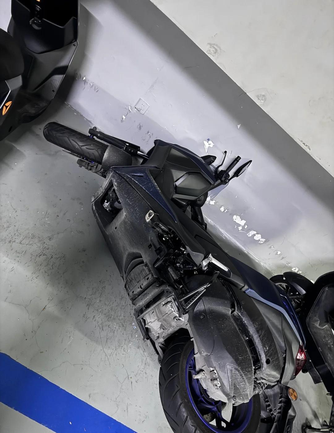 不小心把人家摩托车撞到了
早上骑小电驴出门，不小心车把没握好，给人家摩托车蹭倒在