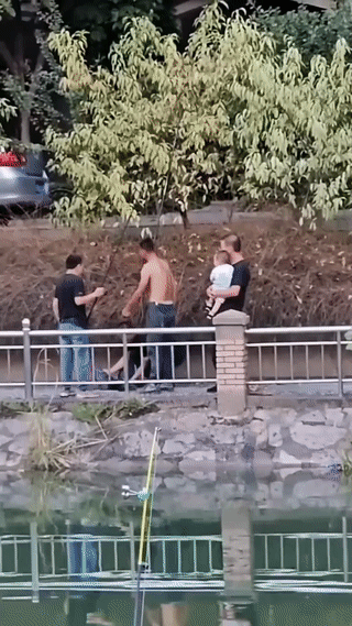 男子好不容易钓到一条大鱼。
结果最后却被旁边的好心帮忙的人给放跑了？
气得男子看