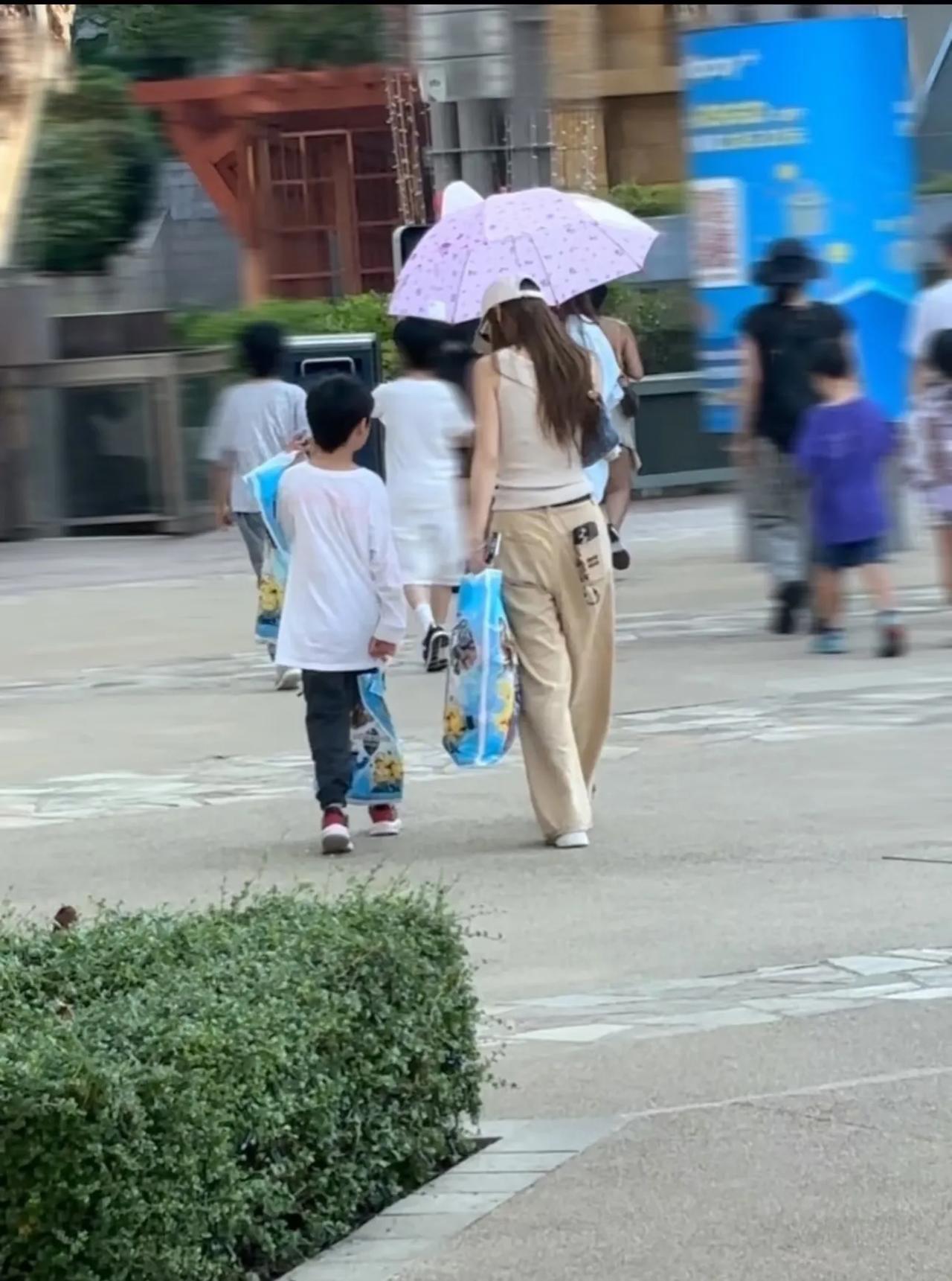 Angelababy儿子小海绵真是“暴风成长”的最佳范例！

才一转眼，那个曾经