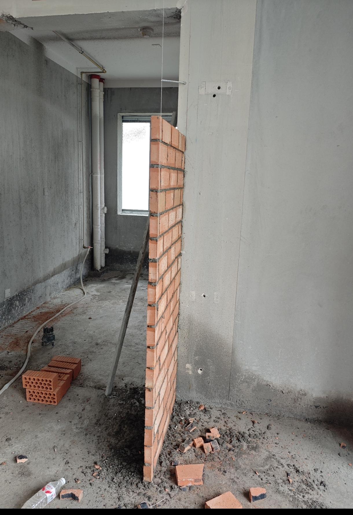 在家里不小心绊一跤，都不敢扶墙。没支撑力，不如钢筋笼骨架。直接立一块厚木板是不是