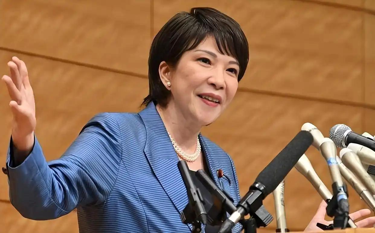 日本政坛最近动荡不安。当初被寄予厚望的高市早苗，如今支持率急剧下滑，昔日靠山纷纷