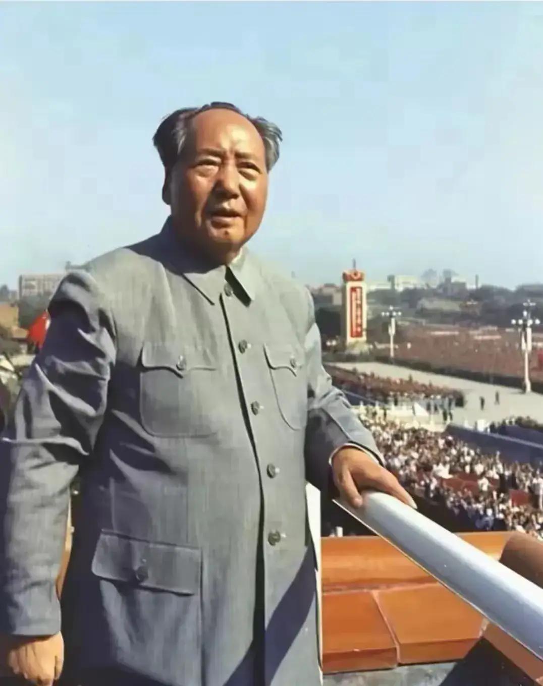 红旗迎风飘洋在天安门城楼上空，
国庆节重大节日国际友人来朝贺！
天安门广场上人民