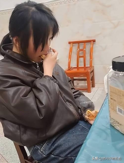 “吃不完不许睡觉”，母亲强迫女儿吃零食，200块留下终身的阴影。

这是一位网友