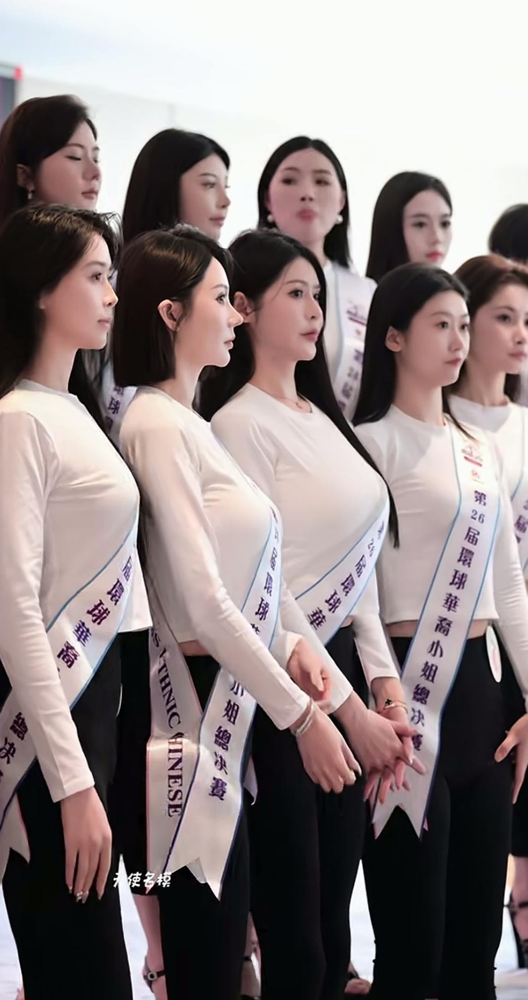 玉人并立，风采照人。