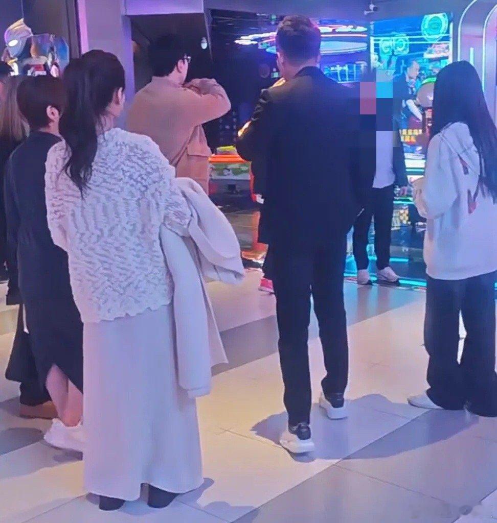 周渝民搀扶哭红双眼的言承旭小s感谢具俊晔大s雕像旁的碑文全文s妈现身大s纪念雕像