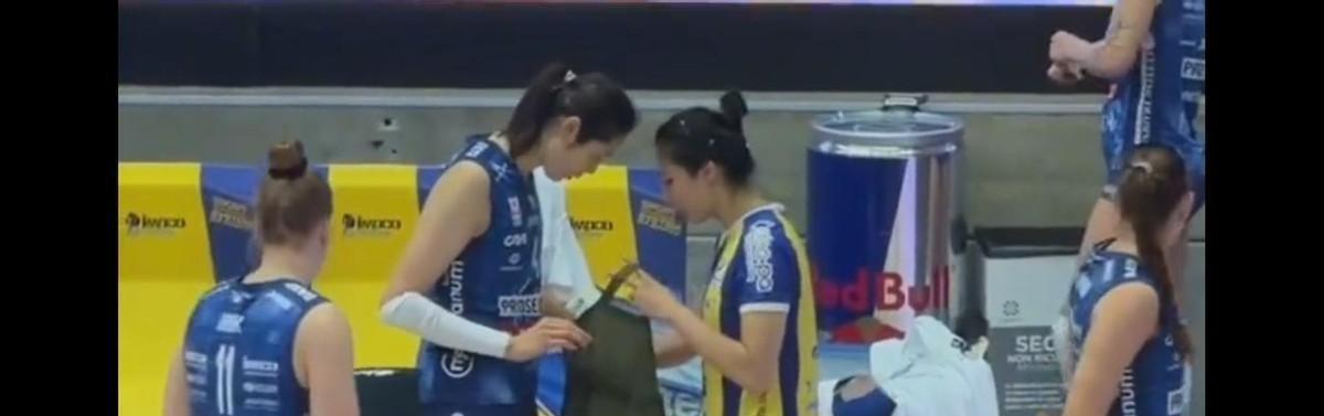 朱婷拒绝庄宇珊的礼物？
这反差太强了。
这哪是简单的送礼，分明是两代2号的灵魂碰