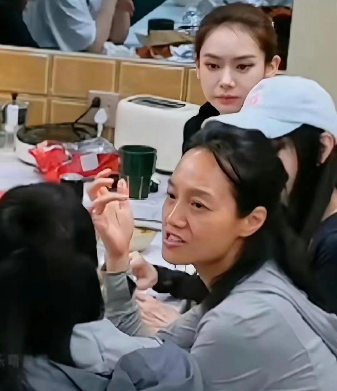 网友说看了朱丹的素颜，皮肤虽然有点黑，但很 紧实，整体状态不错。不过猛一看还以为