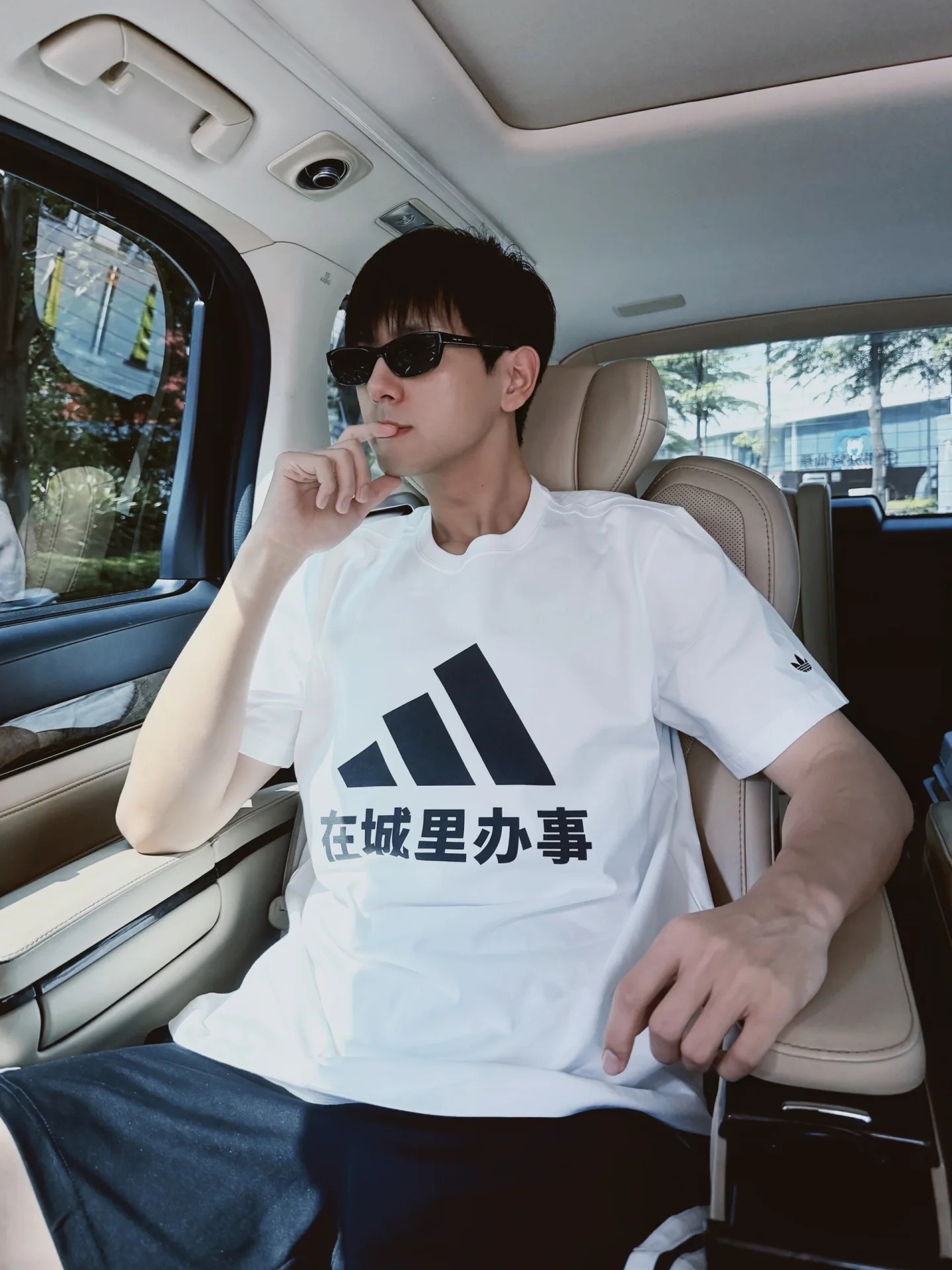 李现亚特兰大偶遇李现扫街 ⚽李现为世界杯开球真穿adi办das去了！作为【首位登