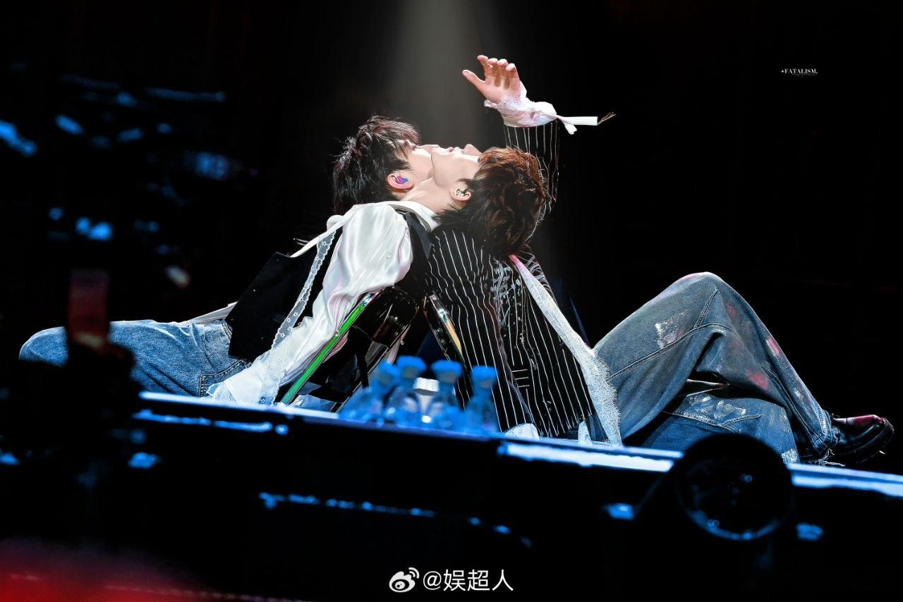 棍铲没有双人舞台 从《Baby Don't Stop》到《夜的第七章》，这么多年