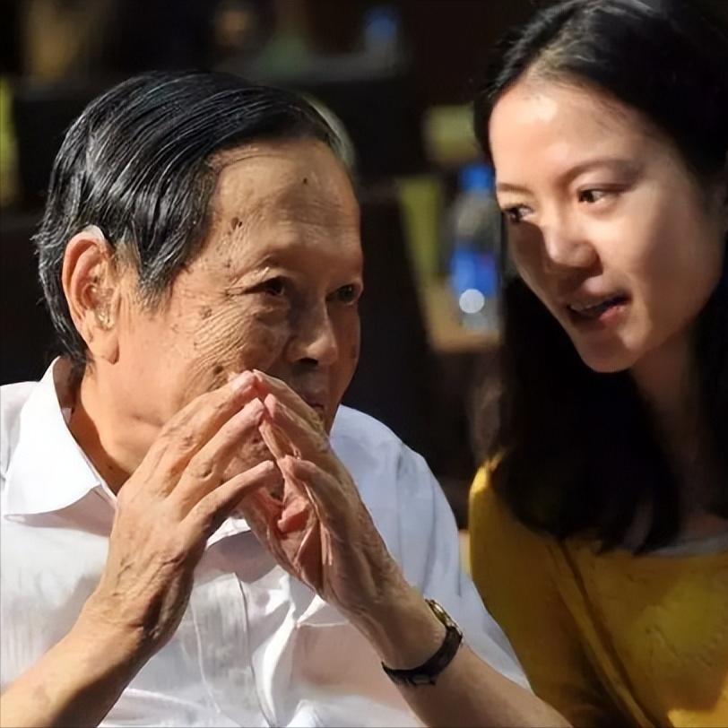 主持人，杨澜，采访杨振宁夫妇，对年轻的翁帆说，你父亲谈到你们的婚姻，他用了牺牲两