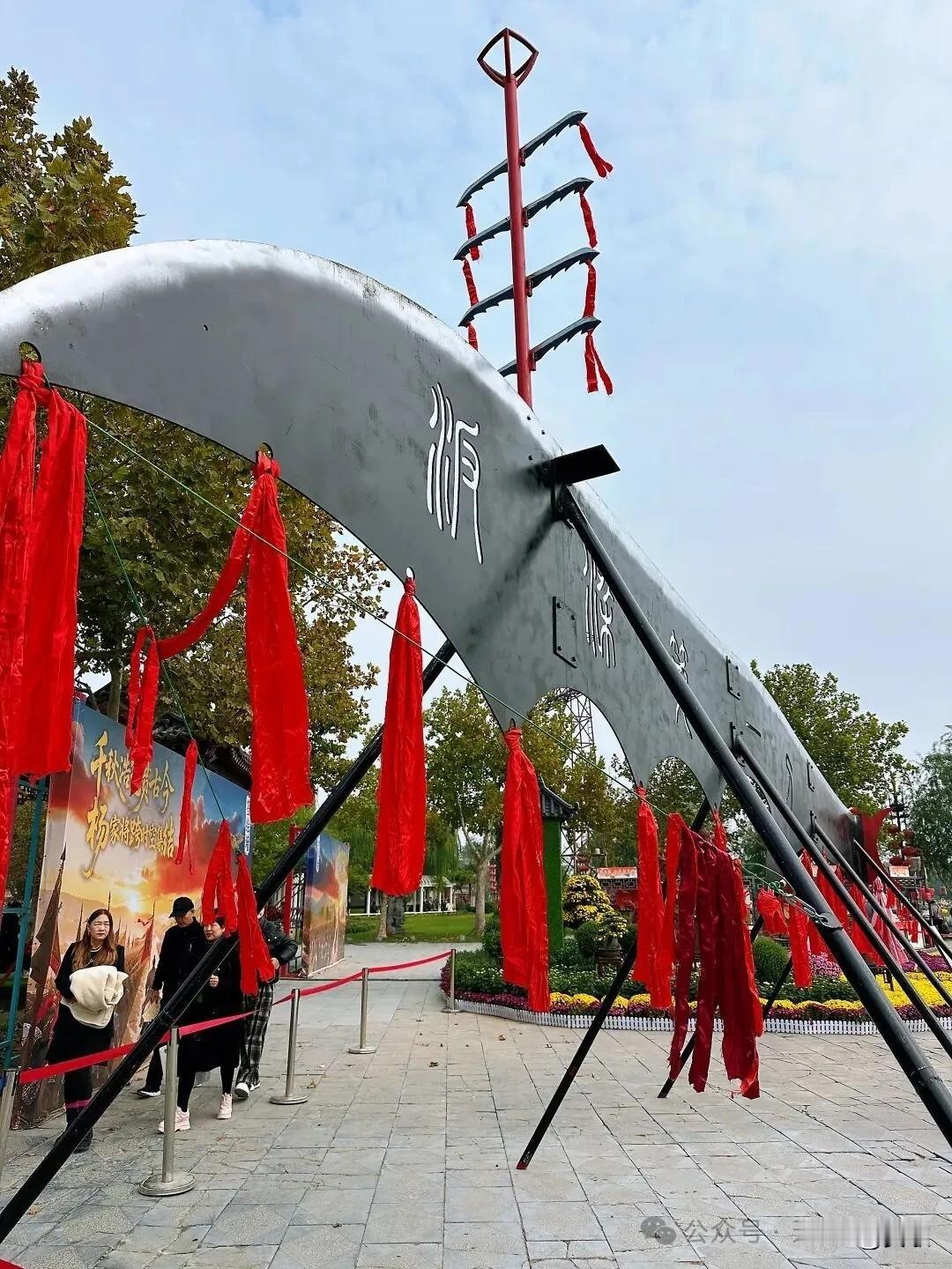 上联:春满神州花烂漫
下联:福临华夏业辉煌
横批:国泰民安