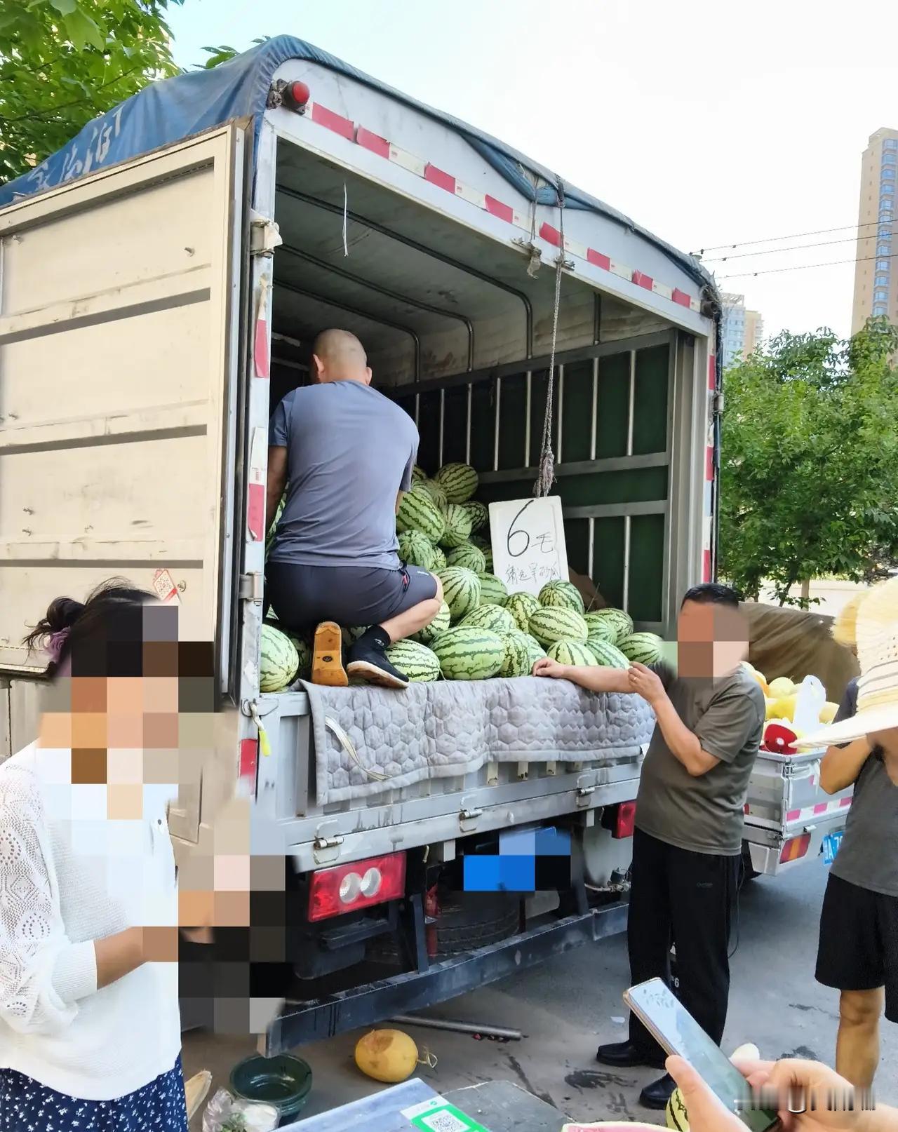 兰州的西瓜都已经是6毛钱了，这是我在七里河兰州老街附近的早市上看到的西瓜，这里的