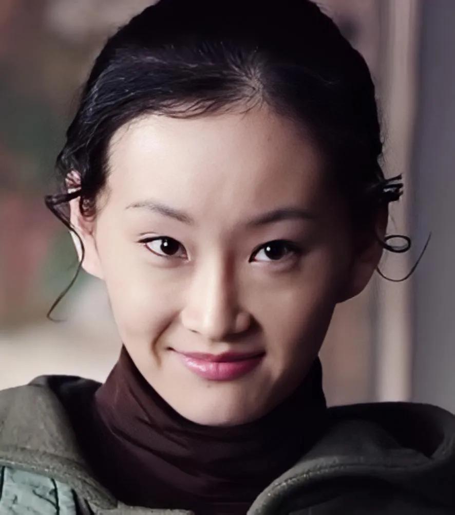  棒梗媳妇唐艳玲的扮演者于潼（曾用名于丹、于童），出生于黑龙江省牡丹江市，毕业于