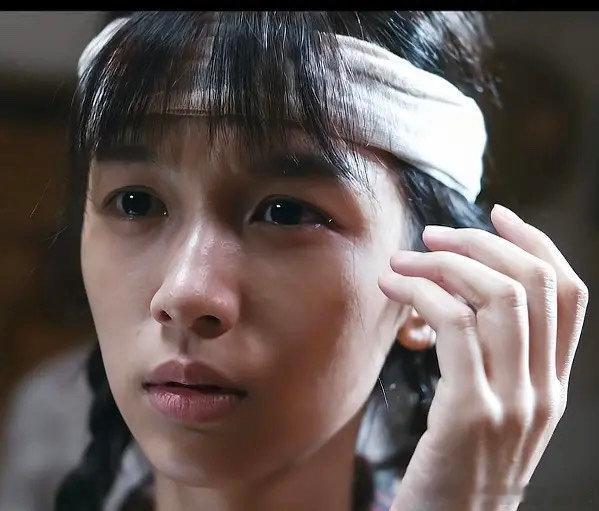 周也剧里愁成这样还夸有质感，又是一位干瞪眼的演技 