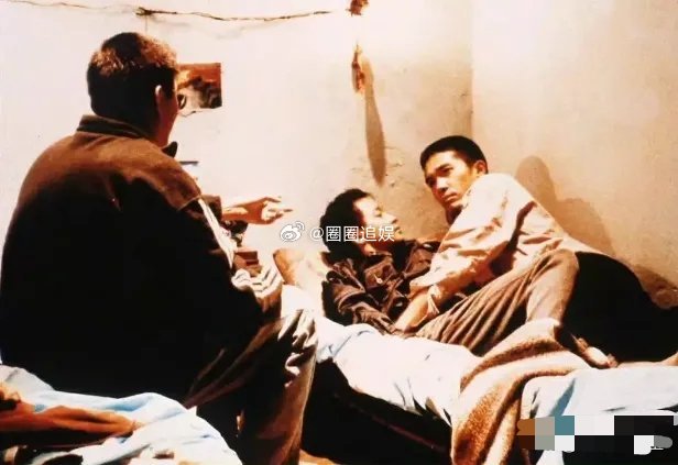 在得知张国荣过世的消息时，梁朝伟把自己关在房里四天，几乎没怎么说话吃饭，直到第五